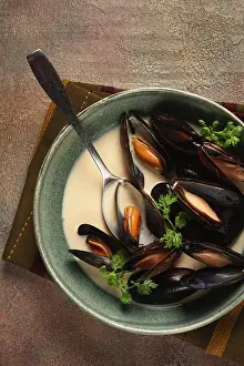 Mussels in shells, in creamy garlic sauce