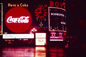 Naechtliche Leuchtreklame am Piccadilly Circus, London, England, Vereinigtes Koenigreich 1957 - Coca-Cola-Schild ueber dem Restaurant Fortes, Guinness Time Clock, Ever Ready-Batterien, Schweppes