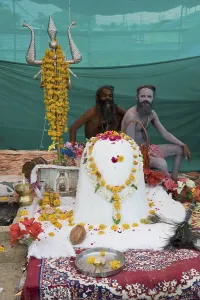 Naga sadhu manoj giri with shivling