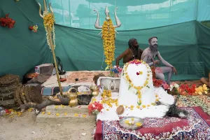 Naga sadhu manoj giri with shivling