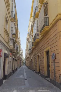 Category Historic EN Prints: Narrow alley in the old town of Cadiz