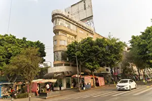 Narrow pointed building on corner of Avenue Insurgentes Sur