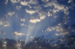 Natural phenomenon of cloud formation and sunrays