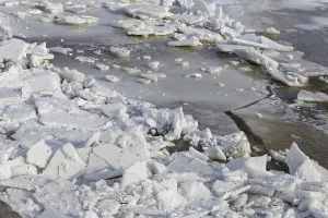 Nature, melting ice structures