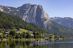 Framed Print : Navigation on Lake Grundlsee with the village of Grundlsee