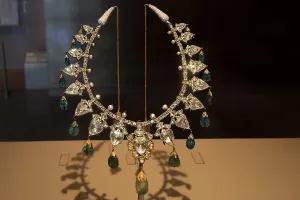 Neck jewellery, gold, diamonds