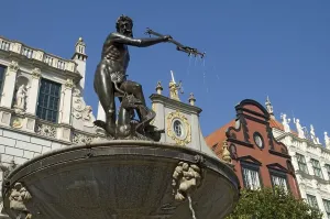 Neptune Fountain in front of townhouses