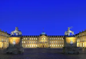 Night shot of the Neues Schloss palace