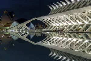 Night-time photo with lighting and spire on the water of the science museum Prinz Philip (Museu de les Ciencies)