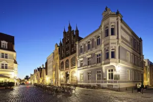 Night view, splendid town houses