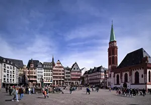 Nikolaikirche, Roemerberg, lively