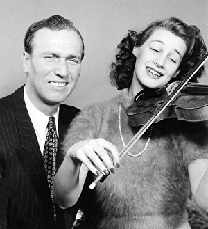 Noice in the 1940s. A young woman is playing the violin and judging by the man's facial expression, the violin is not in tune or she is really bad at playing it. He is seen making a gin of suffering. He is Rolf Botvid (1915-1998)