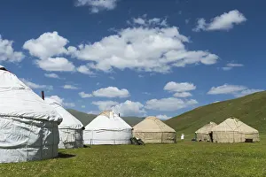 Nomad yurts, Road to Song Kol Lake