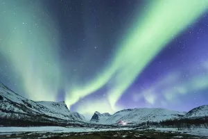 Category Scandinavia Prints: Northern Lights (Aurora borealis) over mountains