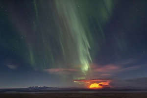 Northern Lights and nocturnal firelight of the Holuhraun fissure eruption north of Baroarbunga volcano