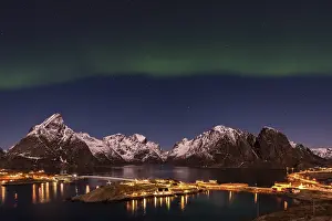 Northern lights over Sakrisoey