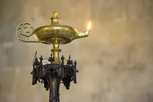Oil lamp, Changing of the guard at the tomb of the unknown soldier in the chapter house