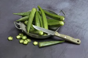 Okras in bowl and kitchen knife, Germany