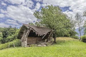 A very old barn that is falling down