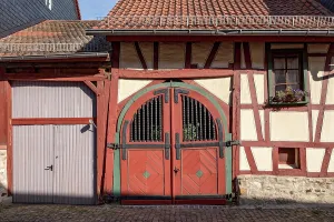 Old farmhouse, farm gate, half-timbered house, restored, renovated, idyll, Kreuzgasse, historic old town, Idstein, Rheingau Taunus district, German Half-Timbered Road, Hesse, Germany, Europe