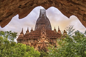 Framed Print : The old ruins in the landscape of Bagan