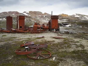 Category Scandinavia Prints: Old rusty wheels, Krossfjorden