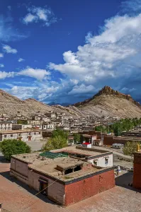The old tibetan quarter before the Dzong