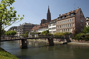 Old town and Strasbourg Cathedral on the Ill river promenade
