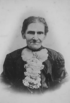 Old woman with ruffled dress, 1890