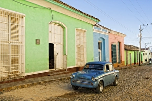 Oldtimer in front of Colorful colonial houses