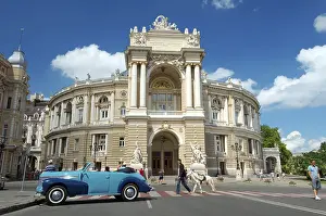 Oldtimer in front of opera and ballet theater