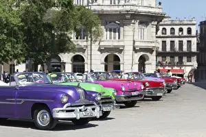 Oldtimer, taxis from the front in a row