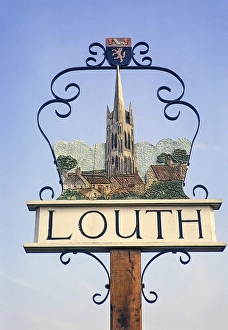Ortsschild mit der Darstellung der Urkunde von Koenig Edweard VI. von 1551, Louth, Lincolnshire, England, Vereinigtes Koenigreich September 1971 vor blauem Himmel