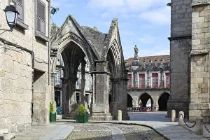 Padrao do Salado monument, Largo da Oliveira square
