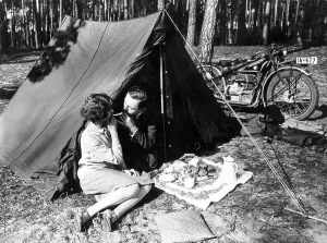 A pair lighting up, historical photo, circa 1940