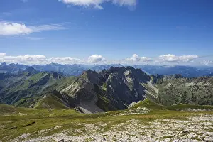 Panorama from the Grosser Daumen (2280m) to the Daumengruppe with Wengenkoepfe to the Nebelhorn (2224m)