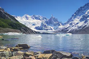 Panoramic view of a lake in Los Glaciares National Park
