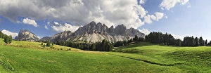 Panoramic view of the Rungtscher Wiesen meadows near Halslhuette mountain lodge and Edelweisshuette mountain lodge