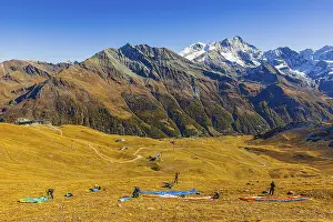 Paragliders prepare their start