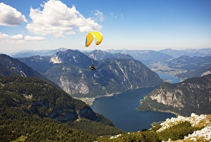 Category Mountain Landscapes Prints: Paragliding on the Krippenstein with Hallstaettersee
