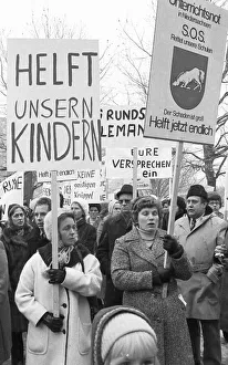 Parents and pupils demonstrated together for more teachers and against the Radical Decree in front of the New Town Hall