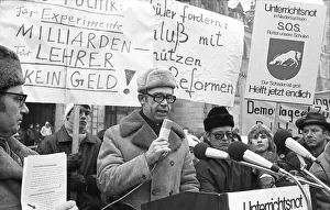 Parents and pupils demonstrated together for more teachers and against the Radical Decree in front of the New Town Hall