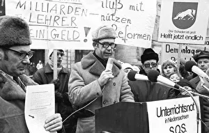 Parents and pupils demonstrated together for more teachers and against the Radical Decree in front of the New Town Hall