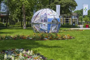Park in front of the entrance to the garden show
