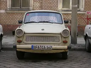 Parking beige Trabbi (Trabant) in Berlin