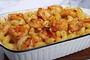 Pasta with shrimp and cheese, with a golden crust