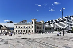 Pedestrians on City Hall Square with Nobel Peace Centre
