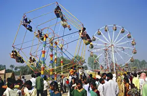 People enjoying giant wheel, Sidhpur fair