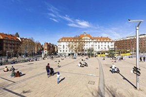 People on the Marienplatz, rack railway