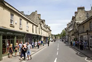 People shopping at shops on Pulteney Bridge